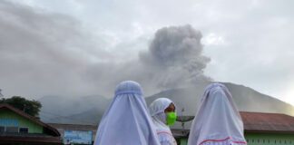 انڈونیشیا میں آتش فشاں پھٹنے سے 11 کوہ پیما ہلاک