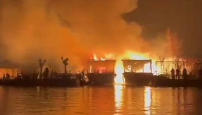 سری نگر کی ڈل جھیل میں ہاؤس بوٹ میں آگ لگ گئی، 3 بنگلہ دیشی سیاح کی موت