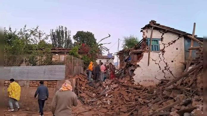 نیپال میں ایک ہفتے میں دوسری بار 5.6 شدت کا زلزلہ، دہلی اور این سی آر میں بھی محسوس کیے گئے جھٹکے۔۔۔۔ تصویر نیپال میں آئے زلزکے کی ہے۔