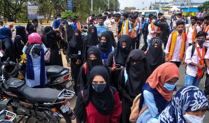 کرناٹک :بھرتی امتحانات میں سر ڈھانپنے پر پابندی، منگل سوتر پہننے کی اجازت