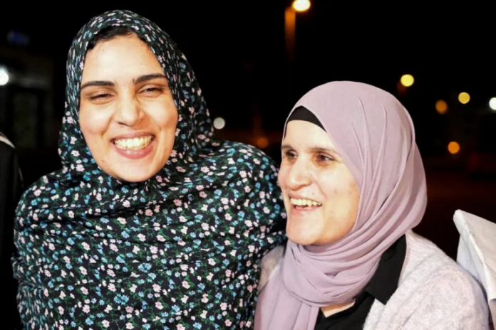اسرائیل کی قید سے رہا پانے کے بعد خوشی کا اظہار کرتیں ہوئیں فلسطینی خواتین۔۔۔ تصویر: بشکریہ الجزیزہ