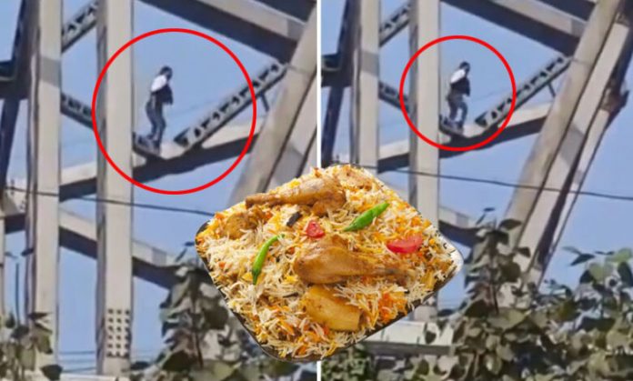 The person who climbed the pole to commit suicide got down as soon as he heard the name of Biryani.... Pic Source: Munsif Urdu