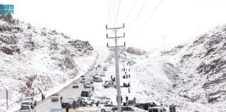 سعودی عرب میں شدید برفباری، سیاحوں کے چہرے کھل اُٹھے