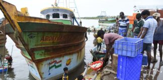 سری لنکا کی بحریہ نے غیر قانونی شکار کے الزام میں 10 ہندوستانی ماہی گیروں کو گرفتار کیا