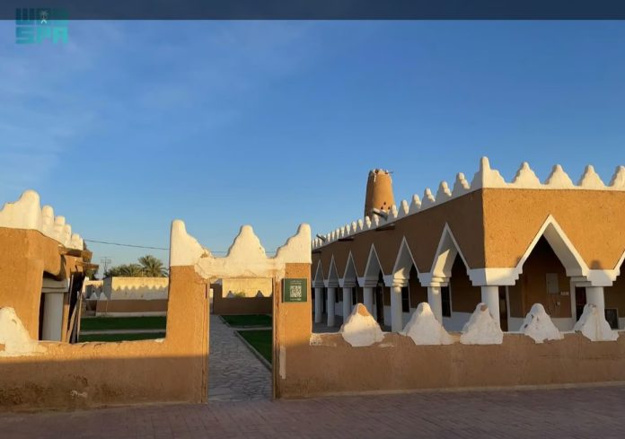 سعودی عرب کی مٹی، لکڑی سے بنی یہ قدیم اور خوبصورت مسجد